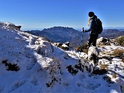 62 Scendiamo non dal sentiero di salita, ma sulla linea del costone sud del Venturosa con vista in Resegone pestando neve